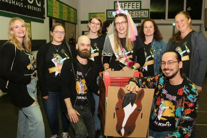 Klicken Sie sich durch die Bilder der ersten Partynacht in Trössing!