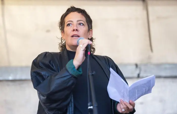 Katharina Mückstein bei der Ansprache auf der Demo