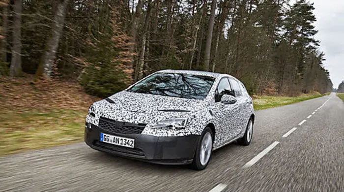 Erste Ausfahrt im Tarnkleid: Opel ließ uns hinter das Steuer eines Astra-Prototyps