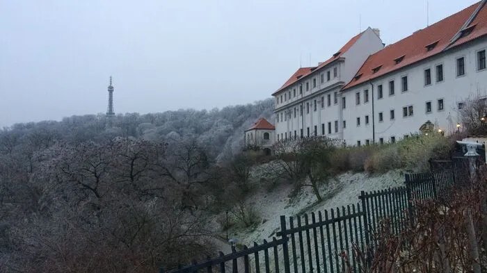 Der Aussichtsturm Petrin ist schon aus der Ferne zu sehen. Er ist dem Pariser Eiffelturm nachempfunden.