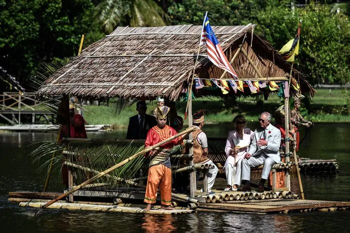 Der britische Thronfolger und seine Ehefrau Camilla lernten im Dschungel des zu Malaysia gehörenden Teils von Borneo die althergebrachte Lebensweise der heimischen Völker kennen, sahen sich Tänze an und ließen sich auf einem Holzfloß über einen See fahren.  