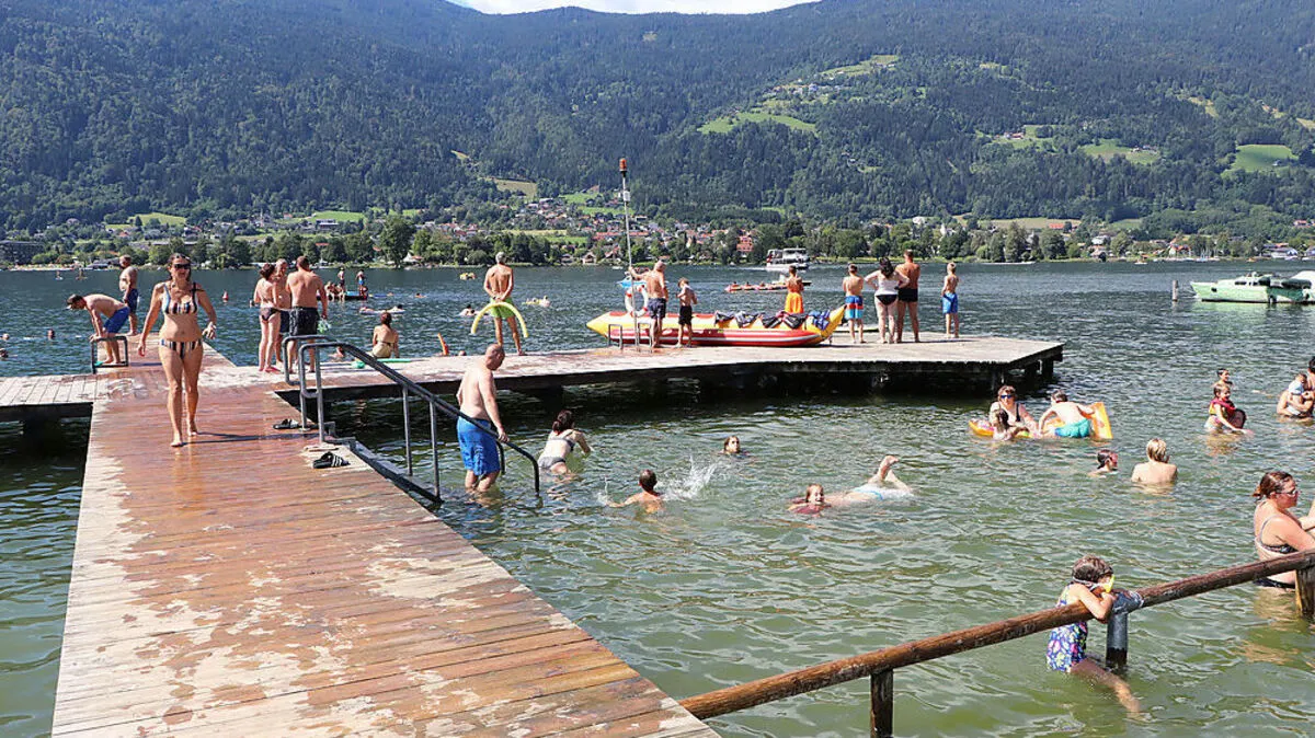 Das Liegeverbot auf den Stegen wird im Strandbad Ossiach von den Gästen weitestgehend eingehalten 	
