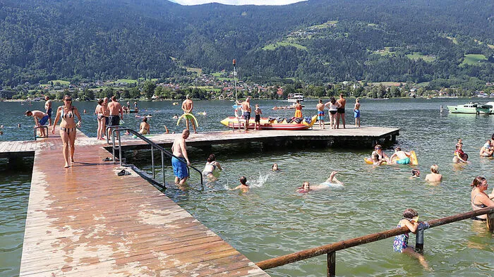 Das Liegeverbot auf den Stegen wird im Strandbad Ossiach von den Gästen weitestgehend eingehalten