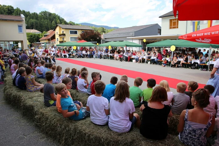 Zahlreiche Eltern, Großeltern und Freunde der Kinderbetreuungseinrichtung waren am Wochenende auf den Liebenfelser Hauptplatz gekommen. 
