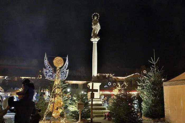 Den stimmungsvollen Auftakt des Weihnachtsmarktes machte das „Lichterl entzünden“ der Kindergartenkinder. Die feierliche Eröffnung nahm Bürgermeister Franz Jost im Beisein von Nationalratsabgeordneten Christian Schandor, Landtagsabgeordneten Lukas Schnitzer, Vizebürgermeister Roland Gogg, Finanzstadtrat Christian Sommerbauer, das Stadtmarketing-Team Barbara Wagner mit Markus Jahn und Christian Contola sowie Geschäftsführer des Tourismusverbandes Thermen- & Vulkanland vor.