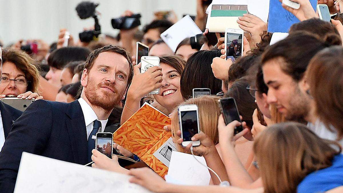 Stars zum Angreifen - und Selfie machen: Michael Fassbender in Venedig