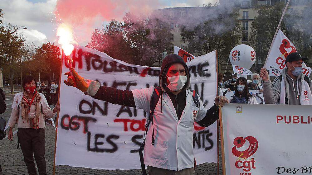 Frankreich meldete mit mehr als 30.000 Corona-Neuinfektionen innerhalb eines Tages erneut eine Höchstzahl - medizinisches Personal in Paris demonstriert für bessere Arbeitsbedingungen