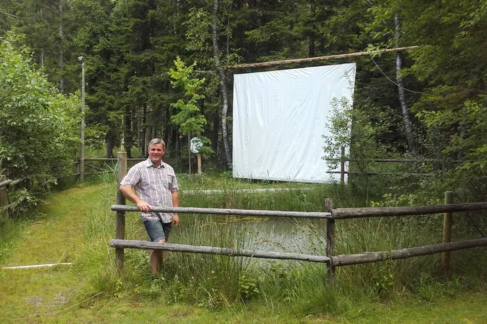 Die Leinwand für Samstag ist gerichtet.