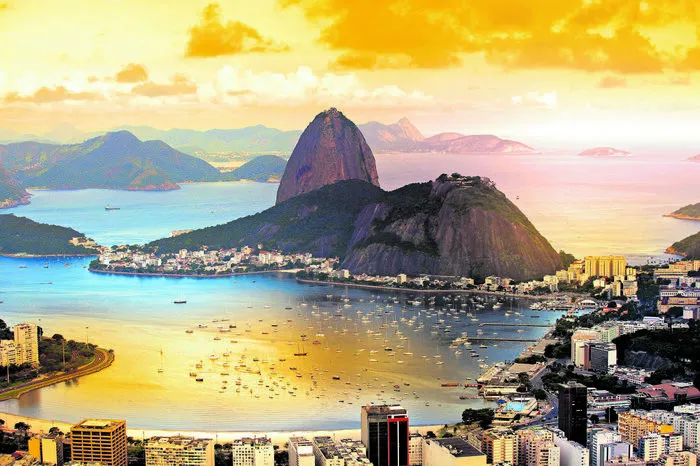 Mit rund 400 Metern ist der Zuckerhut, ein Granitkegel an der Guanabara-Bucht, ein bisschen niederer als der Grazer Schloßberg. Für den Blick von oben fährt man zweimal mit der Seilbahn (Praia Vermelha – Morro da Urca – Zuckerhut).