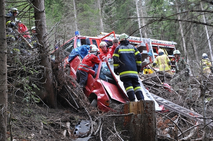 An der Übung beteiligt waren 18 Feuerwehren der Region (auch aus Osttirol) sowie das Rote Kreuz der Ortsstellen Kötschach-Mauthen, Sillian und Hermagor sowie drei First Responder und die Bergrettung Lesachtal.