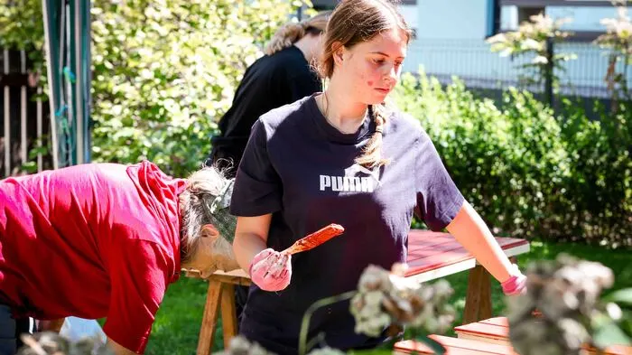 Im Garten des Haus Rosalie wird geschraubt, gemalt und renoviert