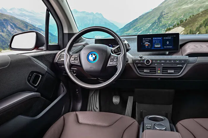 Der i3s ist serienmäßig mit einem Sportfahrwerk ausgestattet, das den Stromer um 10 Millimeter tiefer legt. Im Vergleich zum Standard-i3 ist die Spurweite um 40 Millimeter größer, was durch schwarze Radhauseinfassungen betont wird.
