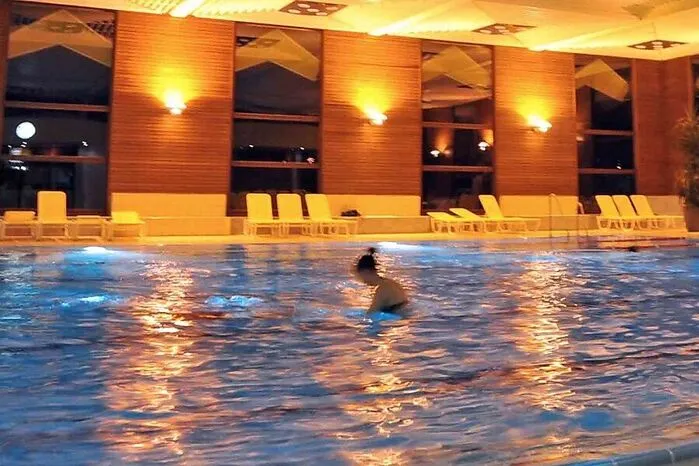 Genug von Winterspaß und Kälte? Dann rein ins wohlig warme Nass. Das Hallenbad St. Veit lädt täglich von 9 bis 22 Uhr zum Badespaß – unter anderem mit Sport- und beheizte Schwimmbecken mit Massagedüsen, Kinderbereich, Felseninsel mit Wasserfall, Solarien und Ruheräume und Restaurant. www.stveiter-badespass.at
