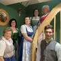 Vorne: Inhaberin Josefa Egghart und Büchsenmacher Lucas Zelatin mit den Mitarbeiterinnen Christiane Hörbinger, Christiane Staubmann, Julia Wolf und Stefanie Perschl. Nicht am Bild: Sandra Mühlthaler