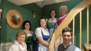 Vorne: Inhaberin Josefa Egghart und Büchsenmacher Lucas Zelatin mit den Mitarbeiterinnen Christiane Hörbinger, Christiane Staubmann, Julia Wolf und Stefanie Perschl. Nicht am Bild: Sandra Mühlthaler