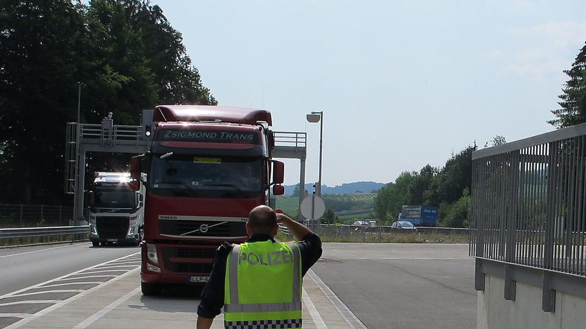 Die Polizei hielt den betrunkenen Lkw-Fahrer an (Archivfoto)