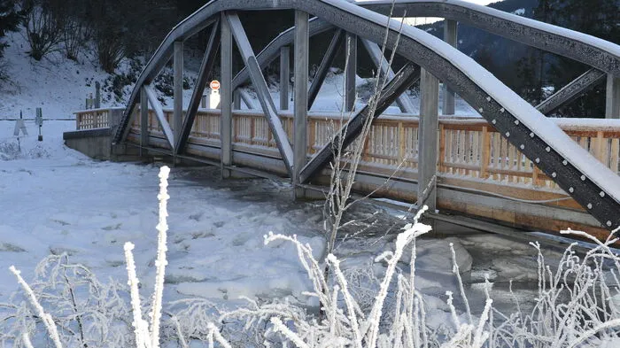 Bis zum Anschlag stockt sich das Eis bei der Wandritsch-Brücke in St. Georgen.