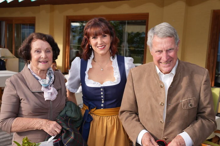Ingrid und Ernst Jungmeier gratulieren Birgit Obweger