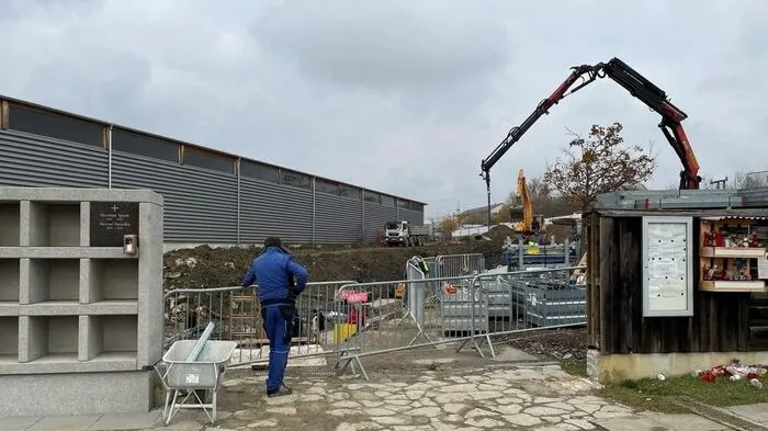 Der bisherige Eingang des Gleisdorfer Friedhofes von der Albersdorfer Straße her soll laut den Plänen nicht mehr begehbar sein, die Parkplätze dort sind weggefallen.