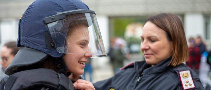 Mädchen durften schon einmal kurz die Polizistinnenrolle schlüpfen