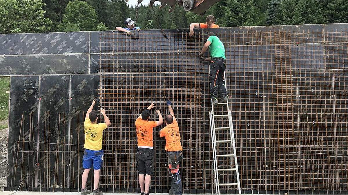 „Feuer und Flamme“ – unter diesem Motto setzte die Landjugend Metnitz ihr „Tat.Ort“-Projekt um und half einem guten Freund beim Wiederaufbau seiner Existenz