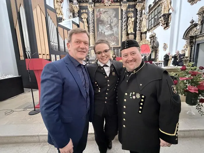Komponist Reinhard Summerer, Kapellmeisterin und Dirigentin Gloria Ammerer und Chorleiter Christian Stary hatten nach der Uraufführung Grund zum Strahlen