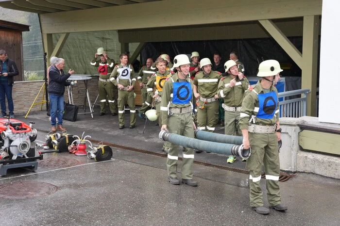 Die beiden Saugschläuche, die in Abständen von 500 Kilometern jeweils an das nächste Zweierteam weitergereicht werden, werden an den Startplatz gebracht. 