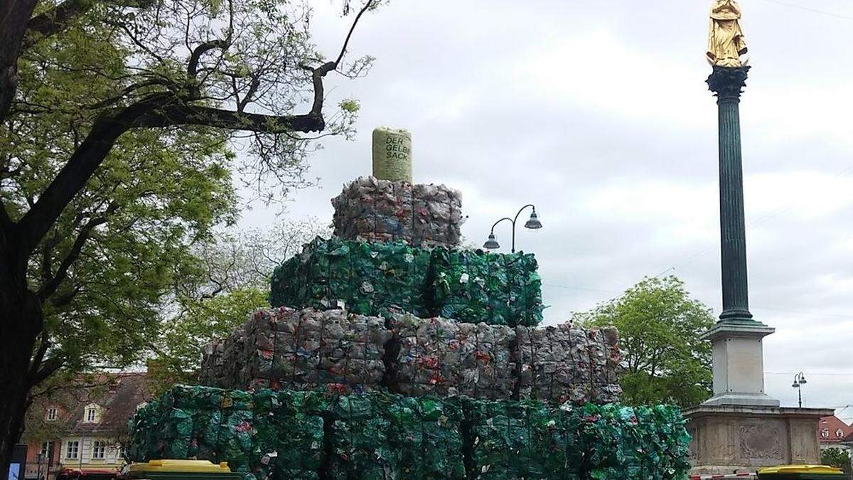 Diese ungewöhnliche Installation steht beim Brunnen am Eisernen Tor