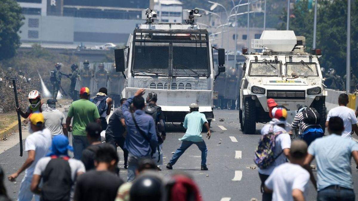 Heftige Zusammenstöße zwischen Militär und Demonstranten in Caracas
