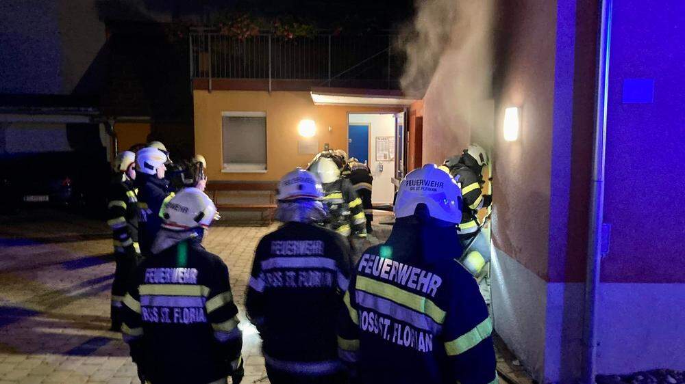Die Feuerwehrleute benötigten schweren Atemschutz