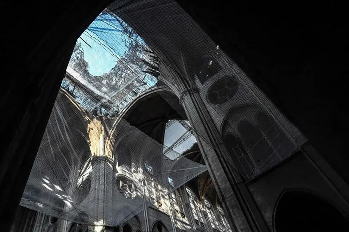 Im Inneren der Kathedrale wird hingegen am Wiederaufbau gearbeitet.