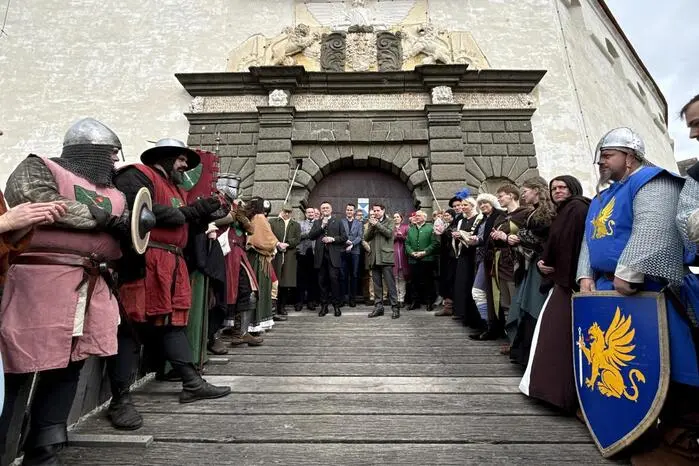 Für das Saison-Opening sperrte Prinz Emanuel von Liechtenstein das Burgtor am Samstagvormittag Punkt zehn Uhr im Beisein namhafter Ehrengäste wie Landesrat Stefan Hermann symbolisch auf