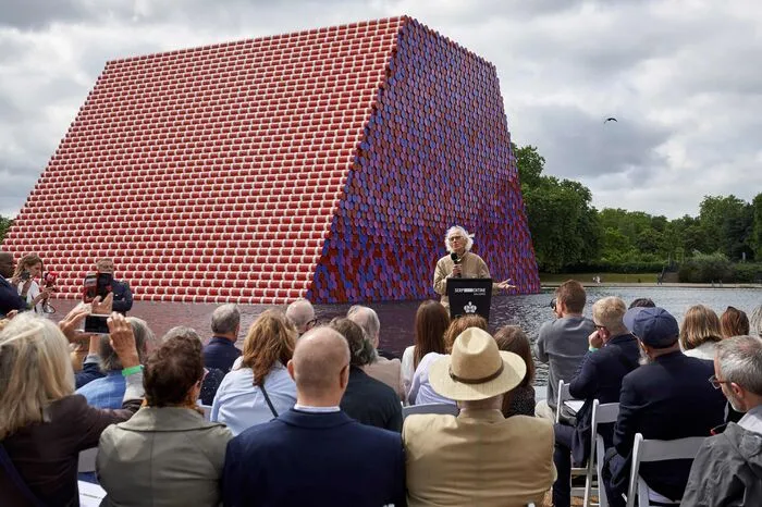 Das trapezförmige Kunstwerk, in Form einer Pyramide mit abgeschnittener Spitze, wurde von den Grabbauten der altägyptischen Kultur inspiriert.