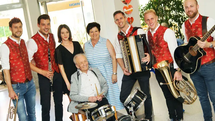 Die „Jungen fidelen Lavanttalern“ im Altenheim: Markus Loibnegger, Matthias Sadnek, Lisa-Marie Gräßl, Ägydius Tschreppitsch, Reinelde Kobold-Inthal, Stefan Urach, Gabriel Urach und René Matschek 