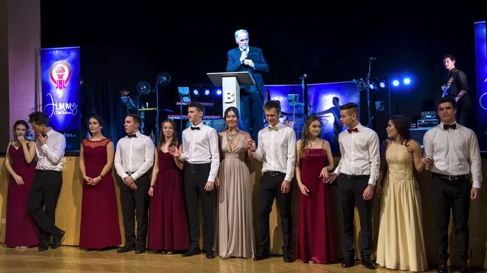 Zum 25. Maturaball des BRG Körösistraße konnten Lara Maurer und Daniel Söser als Sprecher des Ballkomitees mit den vielen Besuchern auch Direktor Franz Pressler, die Klassenvorststände Elisabeth Hopfer und Waltraud Schmidt