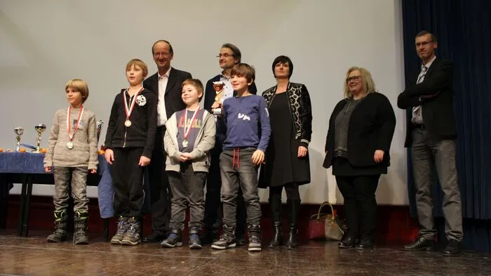 Die Kleinsten: Kalin Ganev (VS Nussdorf-Debant) Paul Perfler, Sebastian Ortner und Muhammad Akhmedov (alle VS Michael Gamper), mit den Ehrengästen Direktor Roland Roßbacher (Gymnasium), Direktor Josef Pretis (HAK), Direktorin Gabi Schwab (NMS Egger-Lienz) und Direktorin Sigrid Weichsler (NMS Matrei).