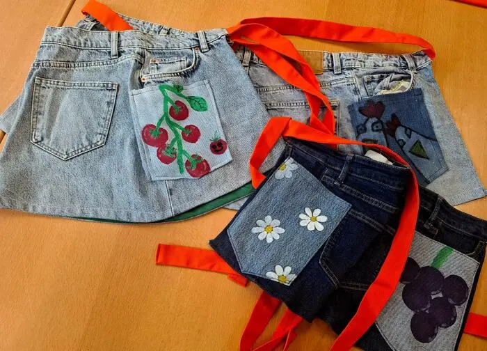 Aus alten Jeans wurden praktische Gartenschürzen hergestellt