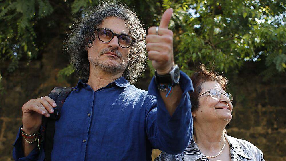 Regisseur Ziad Doueiri ist wieder frei. Das Bild zeigt ihn mit seiner Mutter nach seiner Freilassung in Beirut