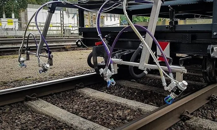 Mit diesem Gefährt werden die Schienen weiß eingefärbt