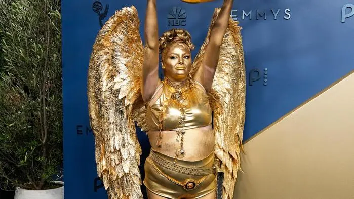 Als „kurios“ könnte man wohl den Auftritt von der amerikanischen Schauspielerin Megan Stalter bezeichnen. Denn sie kam kurzerhand selbst als Emmy-Statue verkleidet zur Emmy-Verleihung.