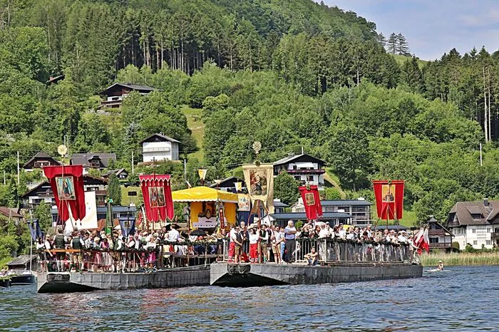 Die Boote der Ortsbevölkerung werden 'Fuhren' genannt. Darunter versteht man ein mit Donauzillen vergleichbares Boot, das zur Prozession festlich mit Buchenlaub und Tannengirlanden geschmückt wird.