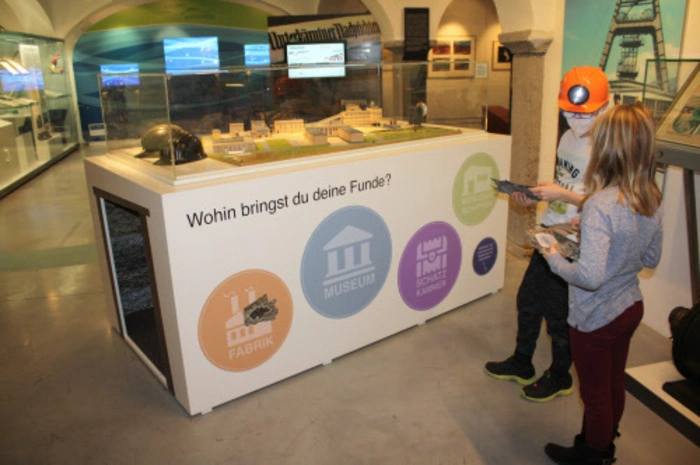 Den Bergbau im Krabbeltunnel erforschen und eine Schatzsuche mit Helm und Lampe starten, kann man im Museum im Lavanthaus. Geöffnet ist das Museum von Mittwoch bis Samstag, 10 bis 16 Uhr. Kinder von 6 bis 14 Jahren zahlen 3 Euro, darüber gelten 7 Euro. Freier Eintritt für Kinder bis 5 Jahre.