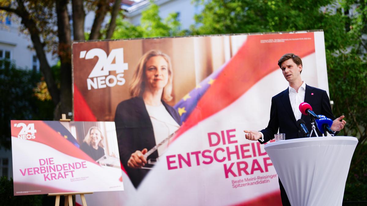 Neos-Generalsekretär Douglas Hoyos präsentiert die neuen Plakate