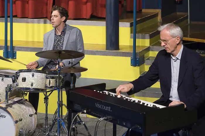 Der Gesamtklang wurde gleichermaßen von der Musikalität und Persönlichkeit jedes Einzelnen beeinflusst, wobei zeitgenössischer Jazz in ihrem Sound dominierte.