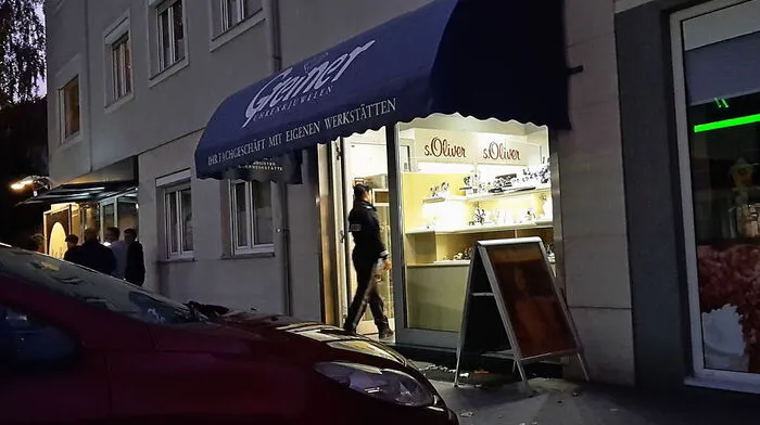 Dieser Juwelier in Althofen wurde Montagabend überfallen, die Polizei ermittelt
