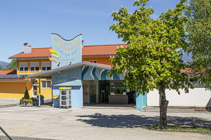 Finkenstein Gratis Badekarten für Jugendliche Alle Kinder und Jugendlichen bis zum 15. Lebensjahr und Hauptwohnsitz in der Gemeinde Finkenstein erhalten kostenlos Saisonkarten für das Strandbad Faak. Die Karten werden im Gemeindeamt aufliegen. Amtsleiter Johannes Hassler: „Die Aktion wird stets sehr gut angenommen.“