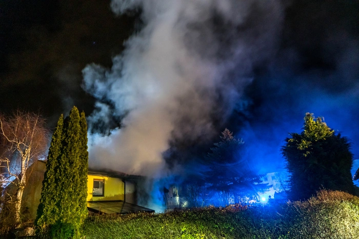 Ein Übergreifen der Flammen auf die weiteren Häuser konnte verhindert werden.