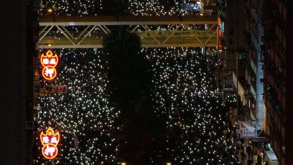 Bei Einbruch der Dunkelheit schalteten zahlreiche Demonstranten die Taschenlampen-Funktion ihrer Smartphones ein, sodass sich das Bild eines kilometerlangen Lichterteppichs ergab