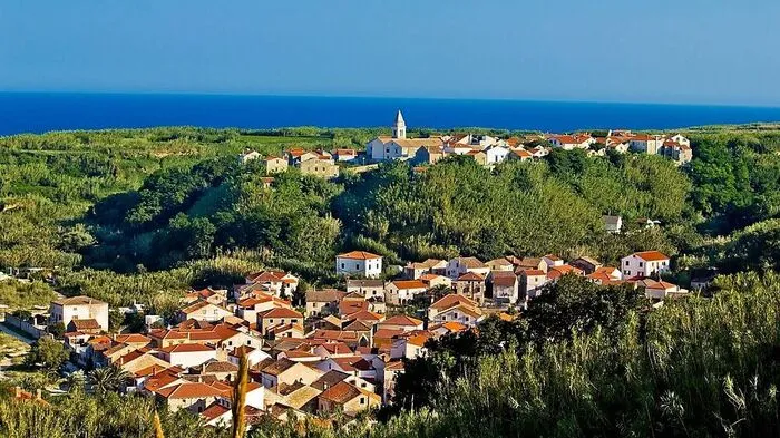 Die bis auf ein paar Traktoren autofreie Insel Susak gehört zur Kvarner-Bucht. Durch die Abgeschiedenheit der Insel haben sich in der Bevölkerung ein altkroatischer Dialekt und besondere Trachten erhalten. Auch die Vegetation unterscheidet sich deutlich von der benachbarter Inseln.  