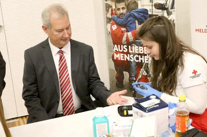 Die Besucher ließen es sich unter anderem nicht nehmen, das umfangreiche Angebot - wie „Blutcheck und Hörtest“ - und vieles mehr in Anspruch zu nehmen.